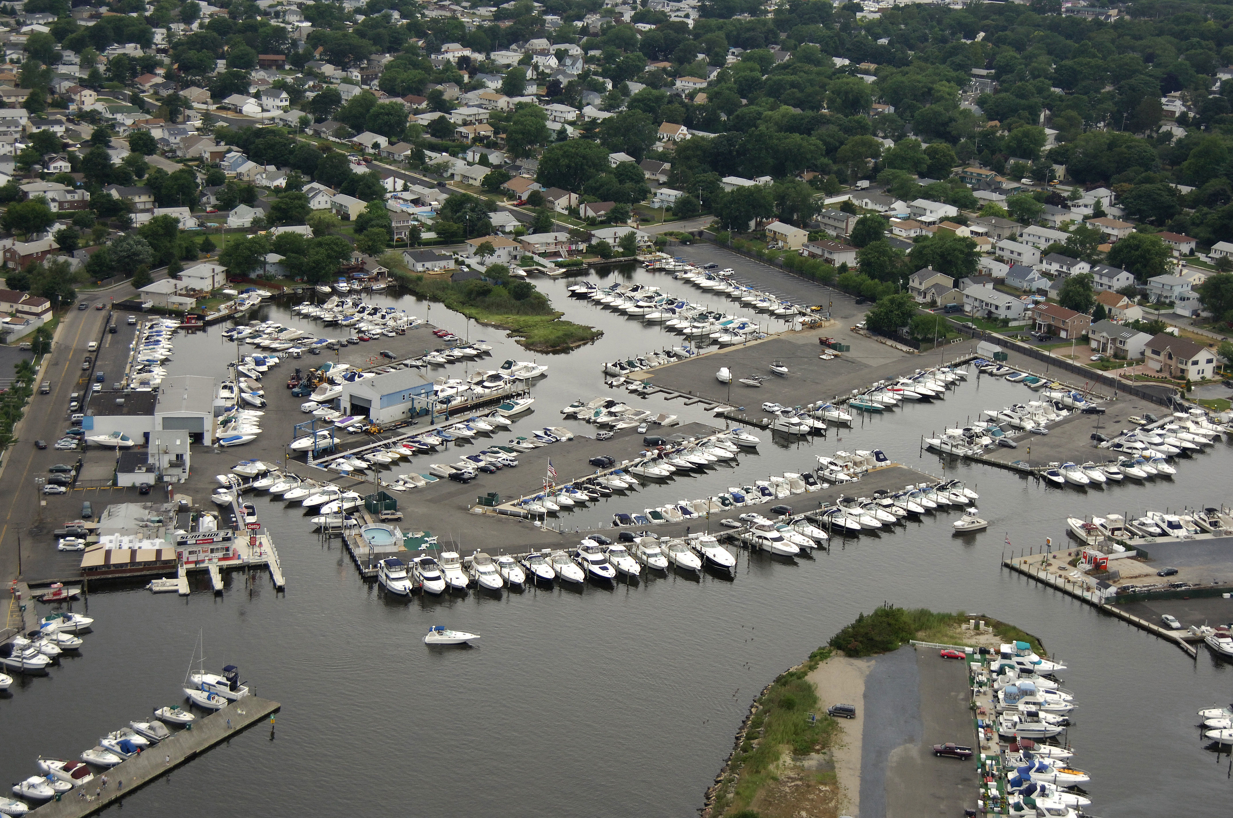 MarineMax Long Island and Lindenhurst Marina in Lindenhurst, NY, United