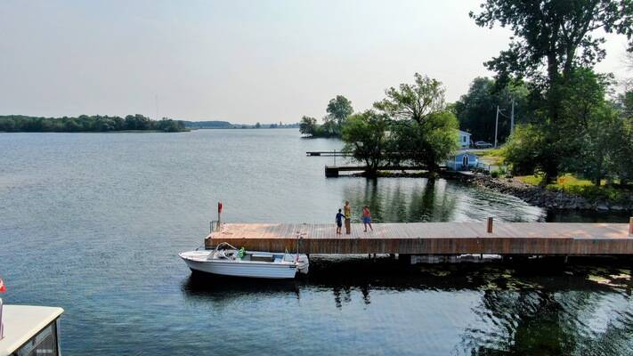 Hotel Wolfe Island