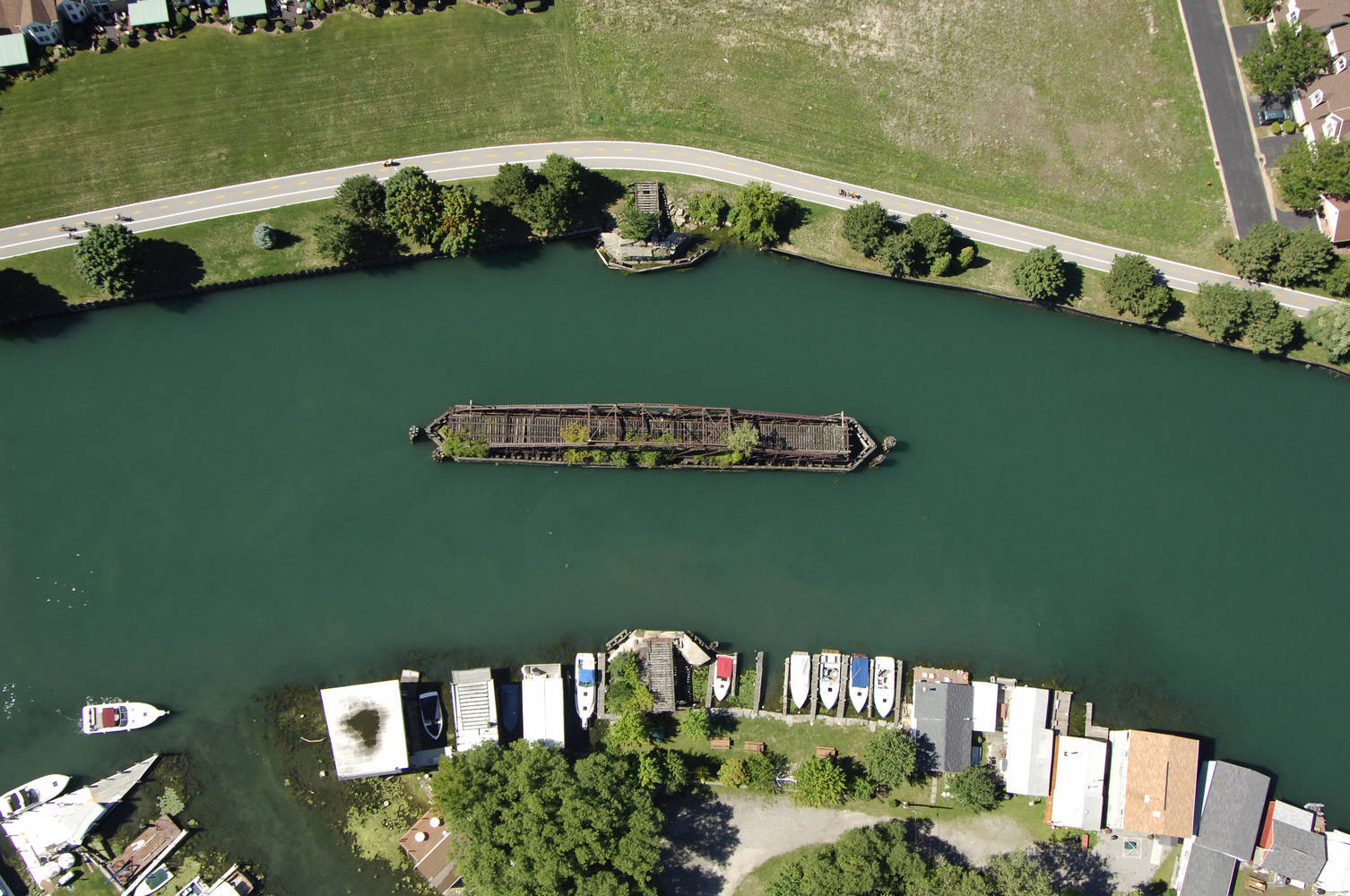 船・ボート MARCURY G.PATRONE M/N No.456 VICTORIA Tonawanda Swing Bridge in Fort Erie, NY, United States
